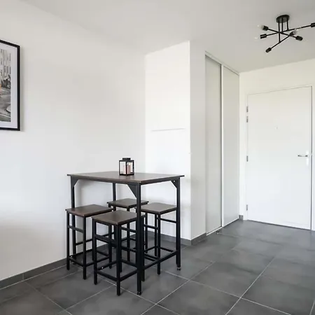 Guestready - White Minimalist Near The Centre