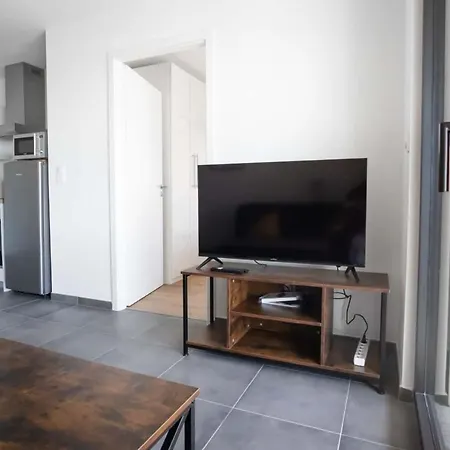 Guestready - White Minimalist Near The Centre *